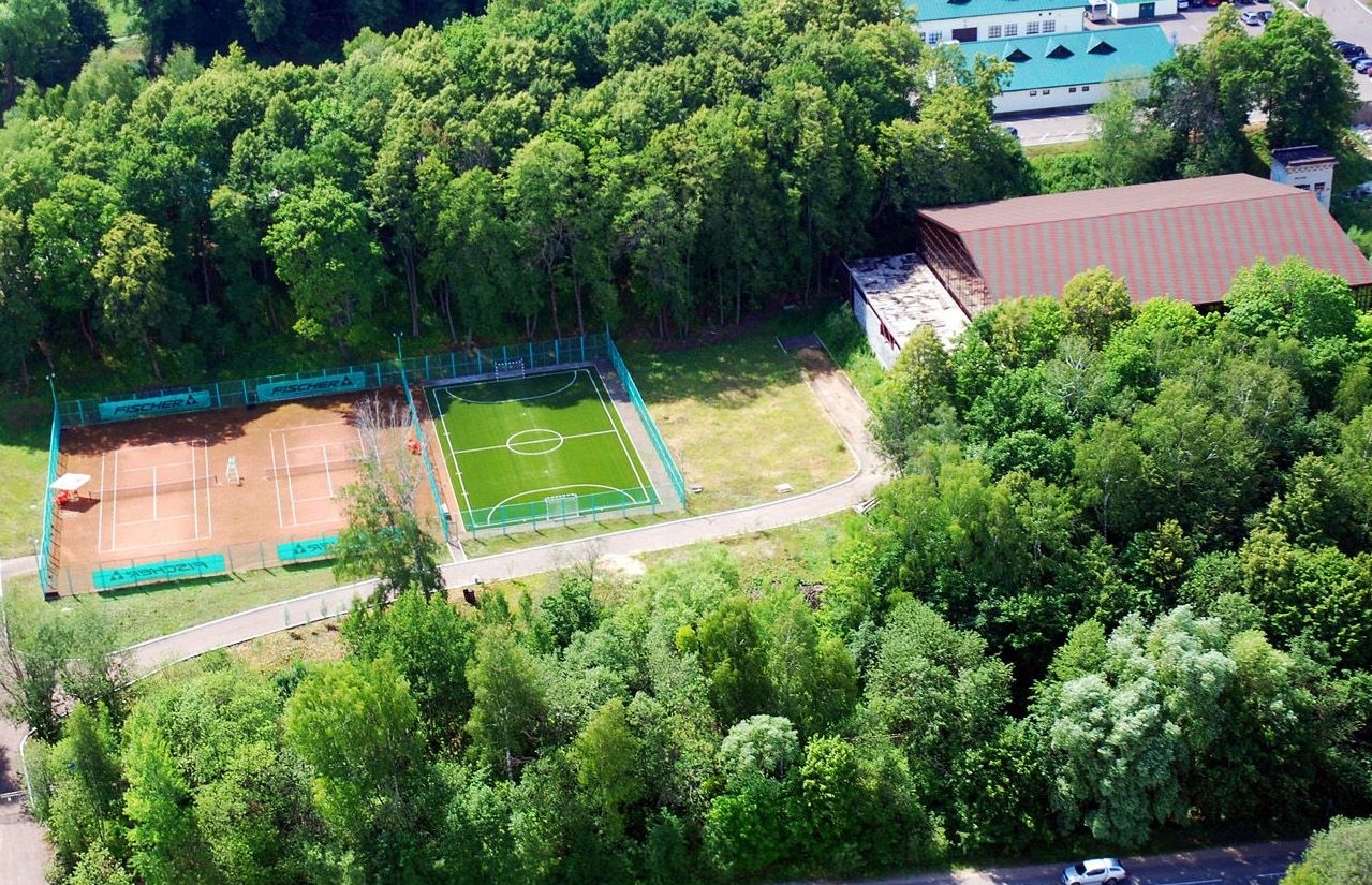 Теннисный корт и футбольное поле