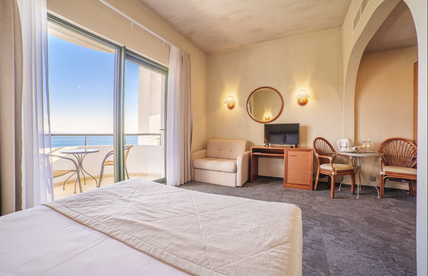 Стандарт Море в отел Море спа резорт в Алуште – это просторный и светлый однокомнатный номер с обычным или французским балконом и потрясающим видом на море