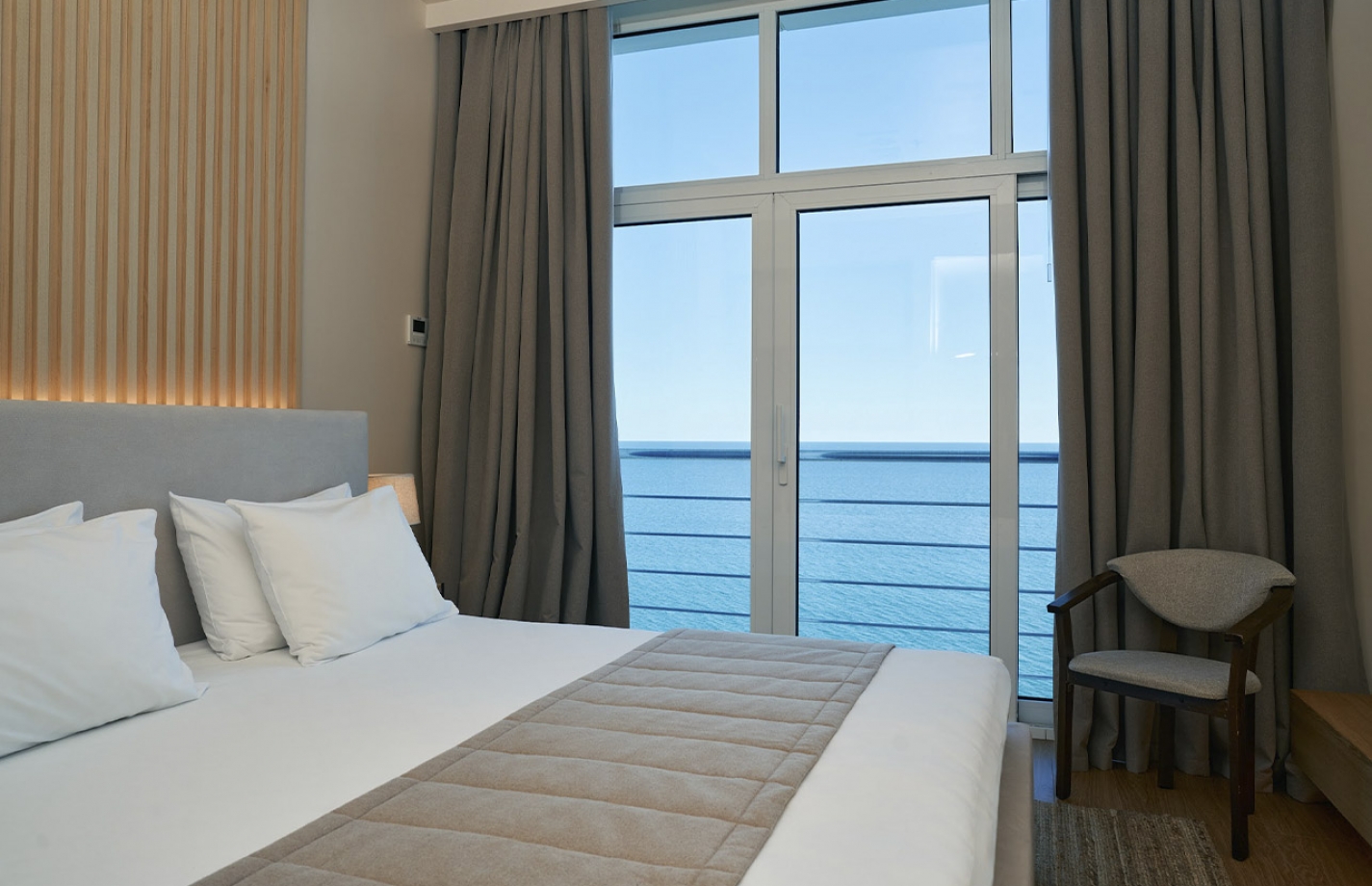 Номер Супериор в More spa resort - cтильный уютный номер с французским балконом и чудесным видом из панорамных окон