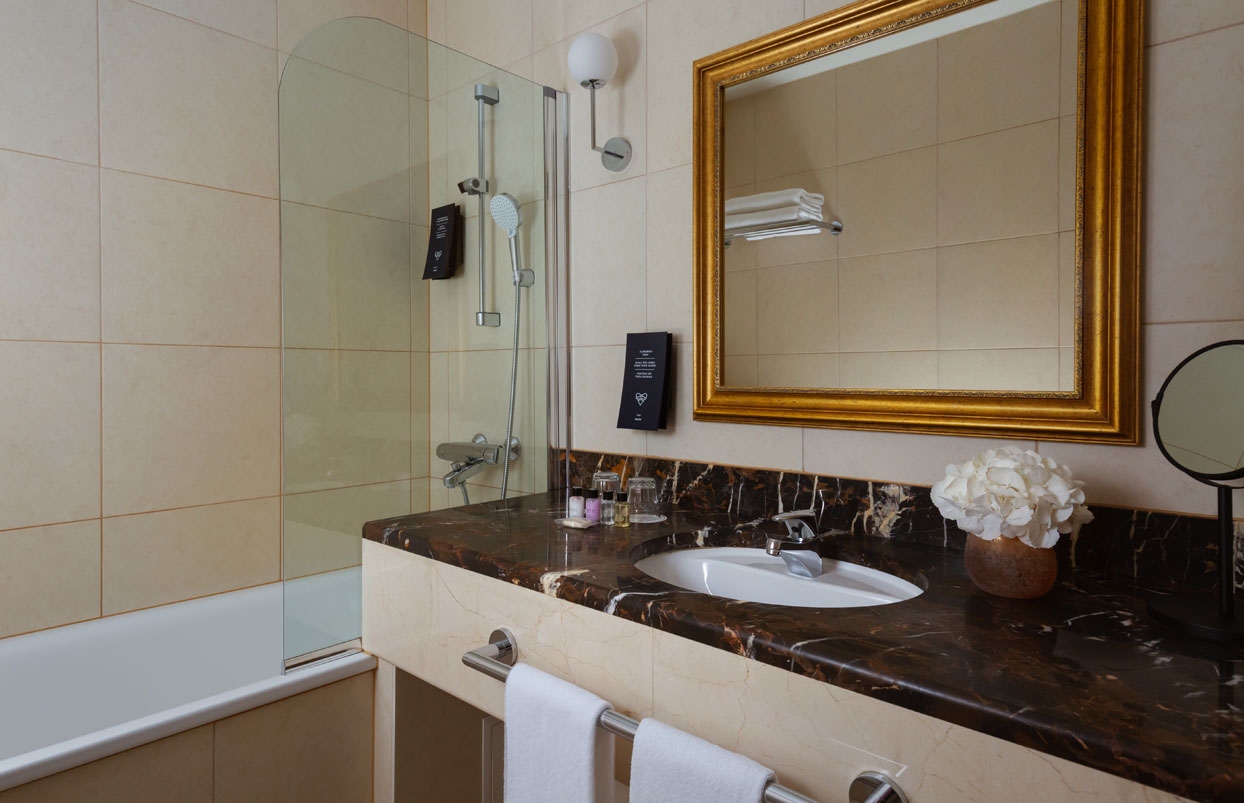 Улучшенный двухместный номер с двуспальной кроватью