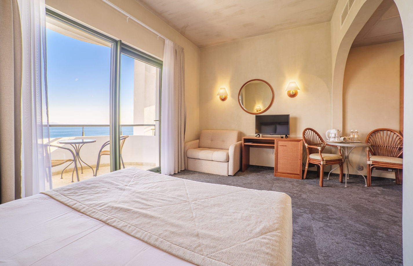Номер Стандарт как и все номера отеля Море Спа резорт в Алуште предлагает гостям панорамные виды на море