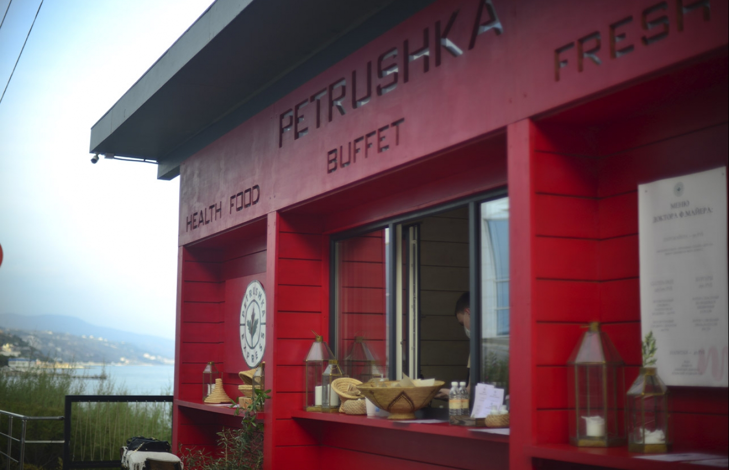 В меню кафе Петрушка в отеле Море спа резорт есть домашние вареники, пирожки, винегрет и бесподобный глинтвейн.