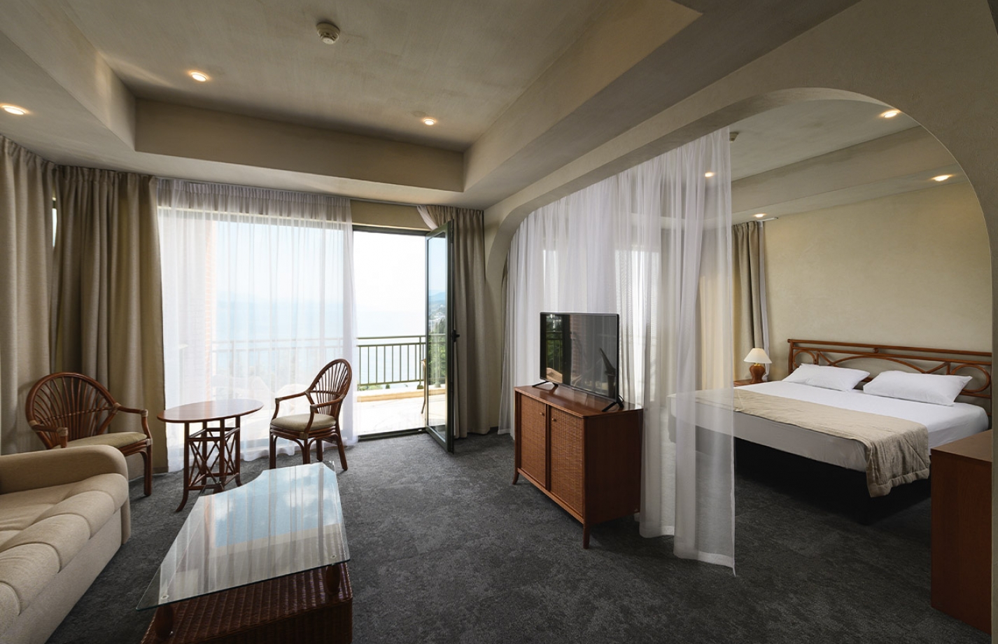 Просторный однокомнатный номер с джакузи. Условно разделен декоративной портьерой на гостиную и спальню в отеле More Spa & Resort

